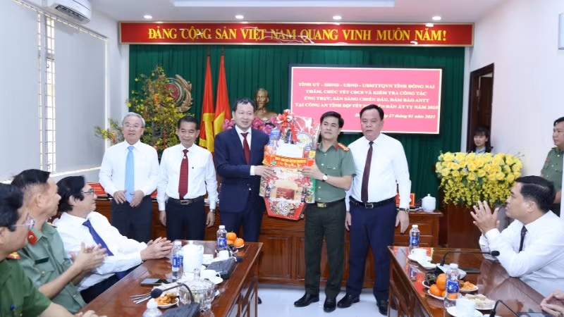 Lãnh đạo tỉnh Đồng Nai tặng quà, chúc Tết Công an tỉnh.