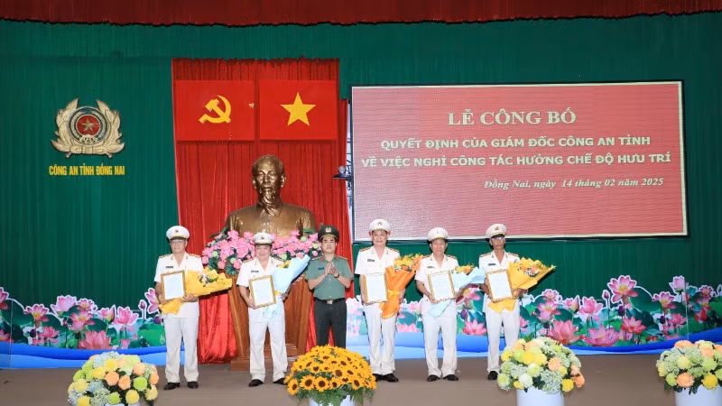 Đại tá Nguyễn Đức Hải, Giám đốc Công an tỉnh Đồng Nai trao quyết định cho các đồng chí lãnh đạo phòng. Đại tá Nguyễn Đức Hải, Giám đốc Công an tỉnh Đồng Nai trao quyết định cho các đồng chí lãnh đạo phòng.