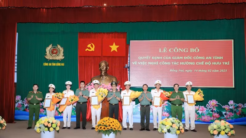 Các đồng chí trong Ban Giám đốc Công an tỉnh Đồng Nai trao quyết định nghỉ công tác hưởng chế độ hưu trí cho lãnh đạo các phòng.