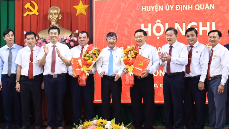 Lãnh đạo tỉnh Đồng Nai và huyện Định Quán cùng 2 đồng chí nhận quyết định. Lãnh đạo tỉnh Đồng Nai và huyện Định Quán cùng 2 đồng chí nhận quyết định.