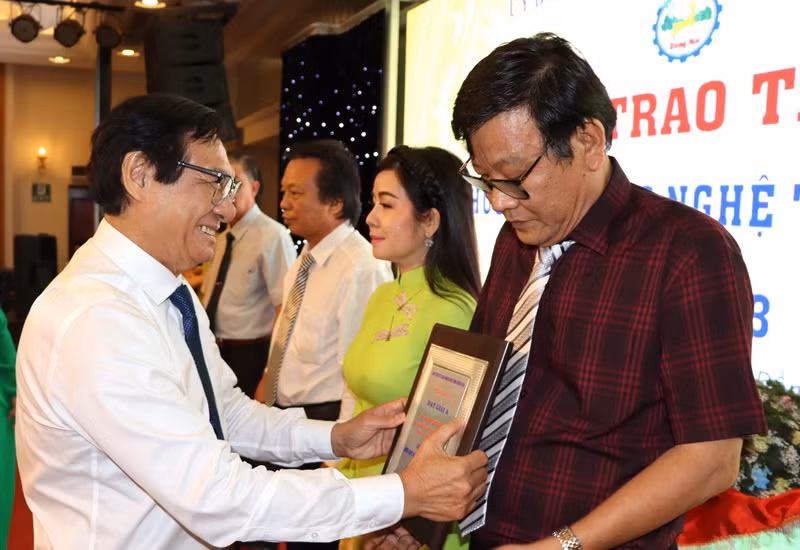 Nhà văn Nguyễn Một (bên phải) đón nhận Giải A.
