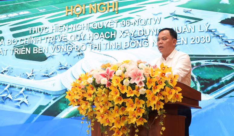 Quyền Chủ tịch Ủy ban nhân dân tỉnh Đồng Nai Võ Tấn Đức đề nghị xây dựng đô thị phải đạt "5 không, 5 có". Quyền Chủ tịch Ủy ban nhân dân tỉnh Đồng Nai Võ Tấn Đức đề nghị xây dựng đô thị phải đạt "5 không, 5 có".