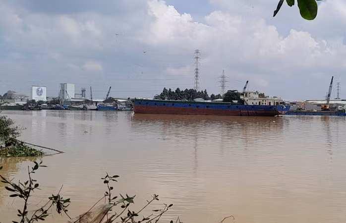 Khu vực hiện trường tàu Bảo Long 03 đi trên sông Đồng Nai phía dưới đường dây vi phạm khoảng cách an toàn gây phóng điện pha C.