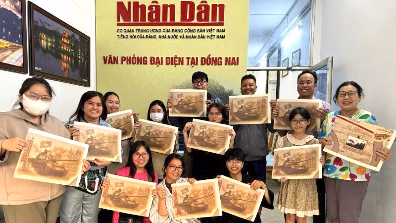 Bạn đọc đến nhận phụ san đủ các lứa tuổi, trong đó phần nhiều là giới trẻ.