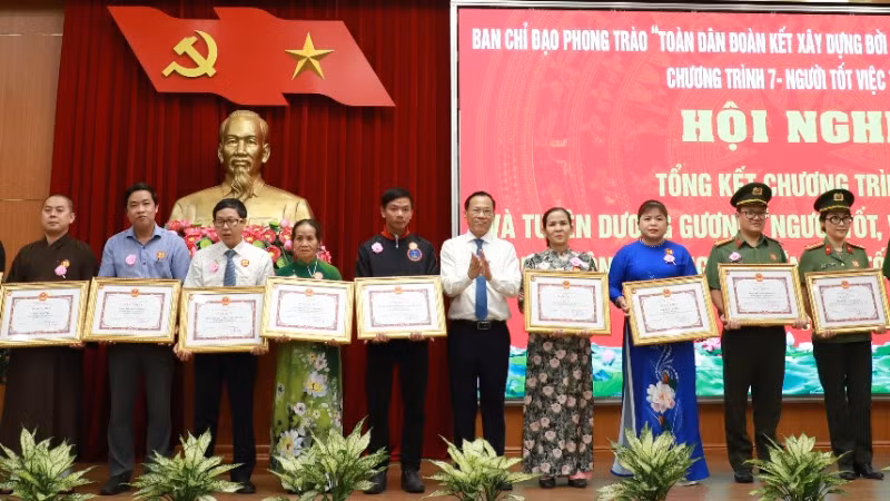 Đồng chí Phạm Xuân Hà, Ủy viên Ban Thường vụ Tỉnh ủy, Trưởng Ban Tuyên giáo Tỉnh ủy trao tặng Bằng khen cho các gương người tốt, việc tốt.