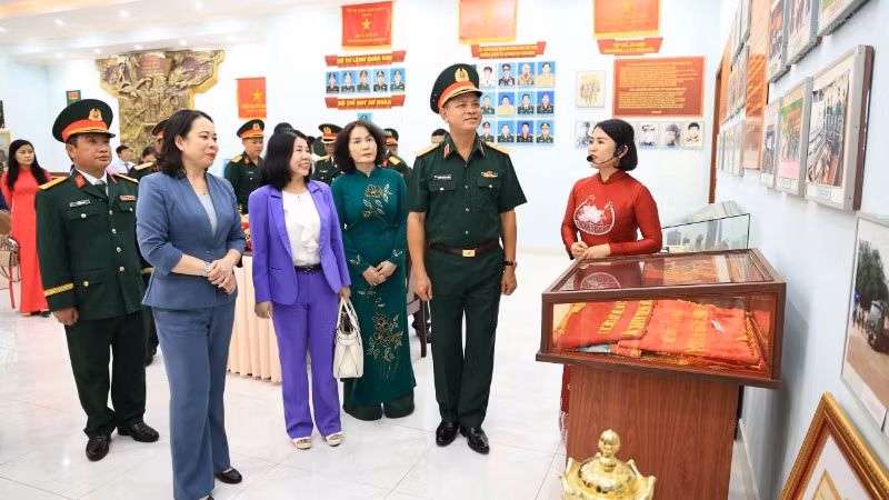 Phó Chủ tịch nước Võ Thị Ánh Xuân cùng Đoàn công tác tham quan Nhà truyền thống Sư đoàn 302. Phó Chủ tịch nước Võ Thị Ánh Xuân cùng Đoàn công tác tham quan Nhà truyền thống Sư đoàn 302.