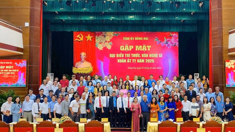 Lãnh đạo tỉnh Đồng Nai cùng với các văn nghệ sĩ, trí thức tại buổi gặp mặt.