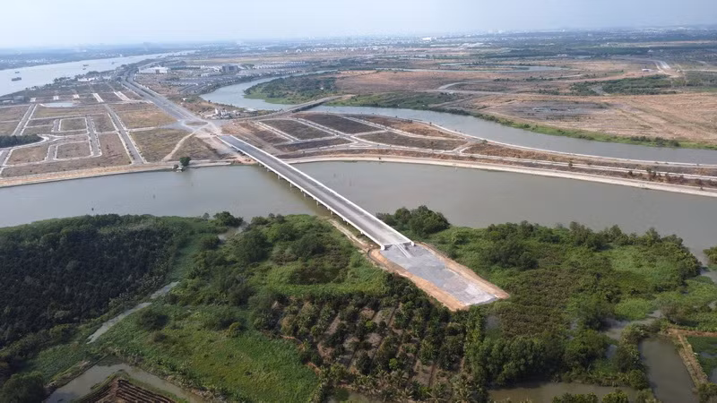 Do tiến độ rất chậm, công trình buộc phải gia hạn 2 lần. Đến nay, việc thi công phần cầu chính đã gần hoàn thành. Thế nhưng, phía đầu cầu huyện Long Thành không có đường kết nối khoảng 6km với cao tốc Thành phố Hồ Chí Minh-Long Thành-Dầu Giây.