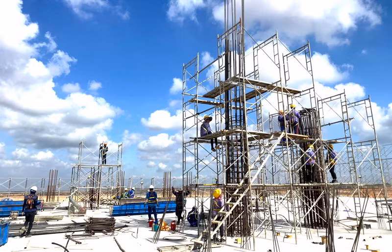 Thi công xuyên dịp lễ trên công trường dự án xây dựng sân bay Long Thành.