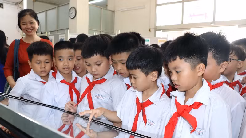 Không gian triển lãm công nghệ thực tế ảo thu hút đông đảo học sinh trải nghiệm. Không gian triển lãm công nghệ thực tế ảo thu hút đông đảo học sinh trải nghiệm.