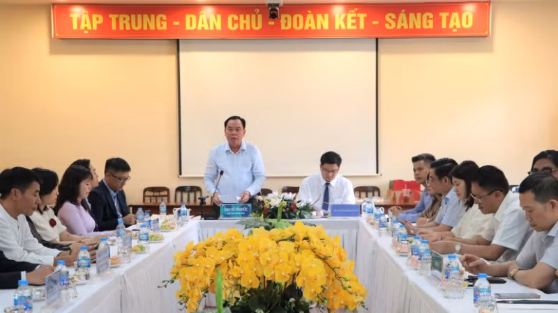 Phó Bí thư Tỉnh ủy, Chủ tịch Ủy ban nhân dân tỉnh Đồng Nai phát biểu tại lễ trao giải cuộc thi. Phó Bí thư Tỉnh ủy, Chủ tịch Ủy ban nhân dân tỉnh Đồng Nai phát biểu tại lễ trao giải cuộc thi.