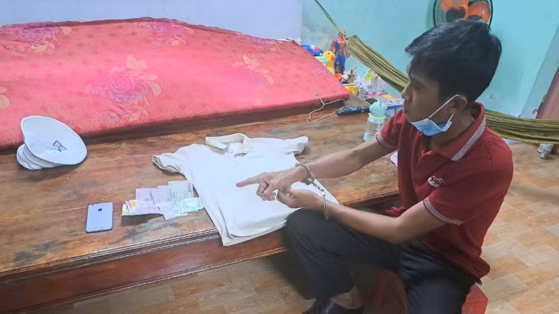 Đối tượng Châu Thanh Phong cùng tang vật.