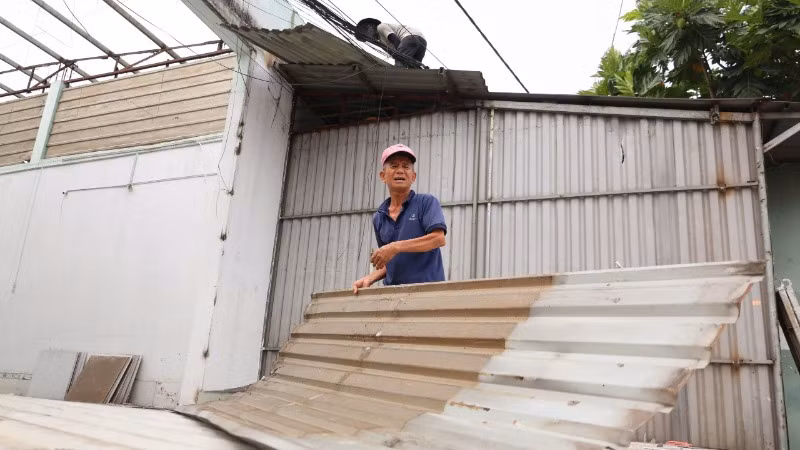 Ông Đoàn Văn Ngọc, khu phố Vườn Dừa, phường Phước Tân, thành phố Biên Hòa, dọn dẹp nhà cửa để bàn giao mặt bằng phục vụ dự án cao tốc Biên Hòa-Vũng Tàu.