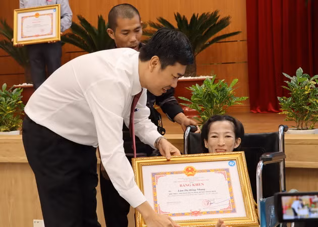 Chánh Văn phòng Tỉnh ủy Đồng Nai Viên Hồng Tiến trao Bằng khen cho cá nhân. Chánh Văn phòng Tỉnh ủy Đồng Nai Viên Hồng Tiến trao Bằng khen cho cá nhân.