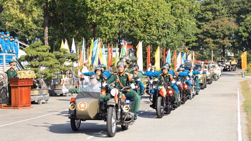 Lực lượng diễu hành biểu dương lực lượng.