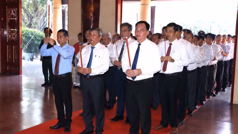Các đồng chí lãnh đạo tỉnh Đồng Nai dâng hương bày tỏ lòng biết ơn vô hạn, thành kính tưởng nhớ công lao to lớn của Chủ tịch Hồ Chí Minh. 