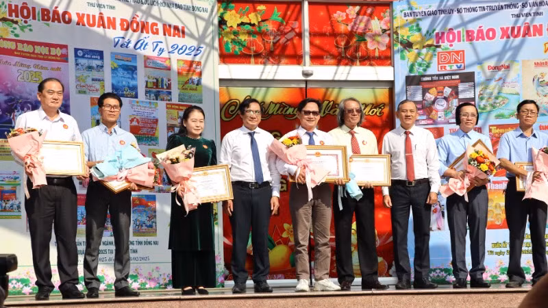 Ban Tổ chức trao khen cho các tác giả đạt giải cao thể loại nghệ thuật. Ban Tổ chức trao khen cho các tác giả đạt giải cao thể loại nghệ thuật.