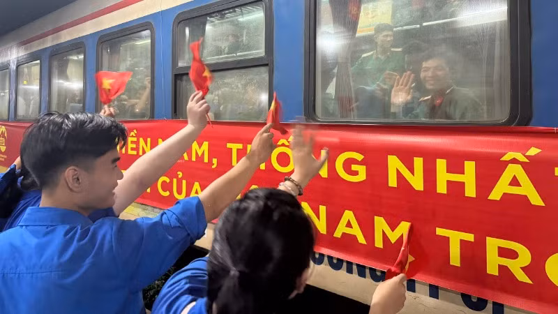 Đoàn viên tỉnh Đồng Nai tiễn cán bộ, chiến sĩ. Đoàn viên tỉnh Đồng Nai tiễn cán bộ, chiến sĩ.
