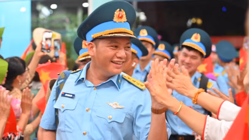Cán bộ, chiến sĩ cảm động trước những tình cảm của người dân địa phương tại ga Biên Hòa. Cán bộ, chiến sĩ cảm động trước những tình cảm của người dân địa phương tại ga Biên Hòa.