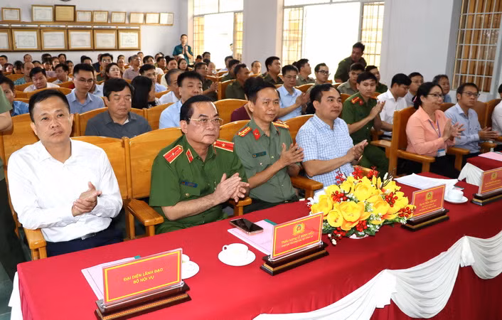 Lãnh đạo các Cục A03, C06, Bộ Công an và lãnh đạo Công an tỉnh Đồng Nai tham dự lễ ra mắt tại phường Tân Mai.
