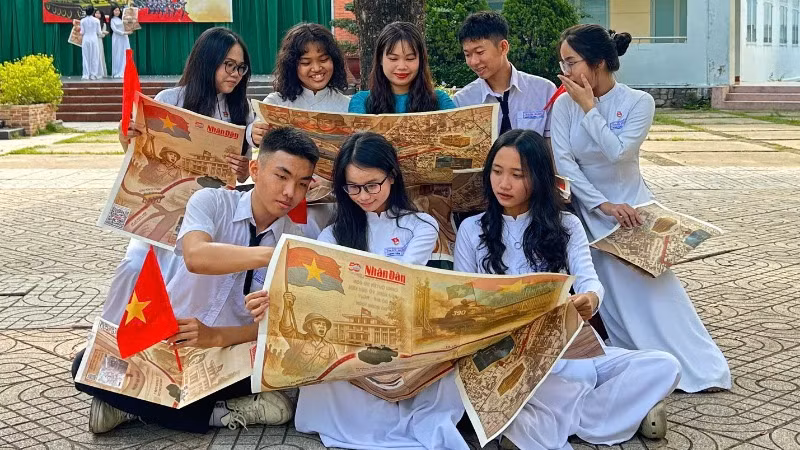 Giáo viên và học sinh ở Đồng Nai hào hứng trải nghiệm phụ san đặc biệt của Báo Nhân Dân.