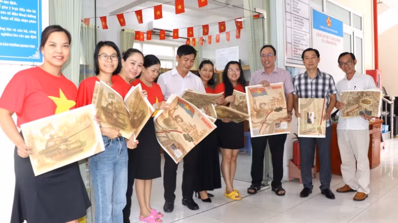 Cán bộ công nhân viên phường Quang Vinh hào hứng đón nhận phụ san đặc biệt Báo Nhân Dân. Cán bộ công nhân viên phường Quang Vinh hào hứng đón nhận phụ san đặc biệt Báo Nhân Dân.
