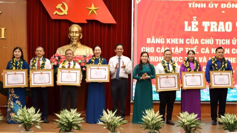 Lãnh đạo tỉnh Đồng Nai trao khen thưởng cho các cá nhân. Lãnh đạo tỉnh Đồng Nai trao khen thưởng cho các cá nhân.