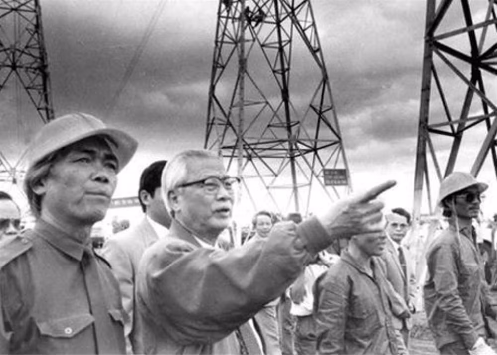 Thủ tướng Võ Văn Kiệt trong ngày hoàn thành đường dây tải điện Bắc-Nam (tháng 5/1994). Ảnh: Nguyễn Công Thành. Thủ tướng Võ Văn Kiệt trong ngày hoàn thành đường dây tải điện Bắc-Nam (tháng 5/1994). Ảnh: Nguyễn Công Thành.