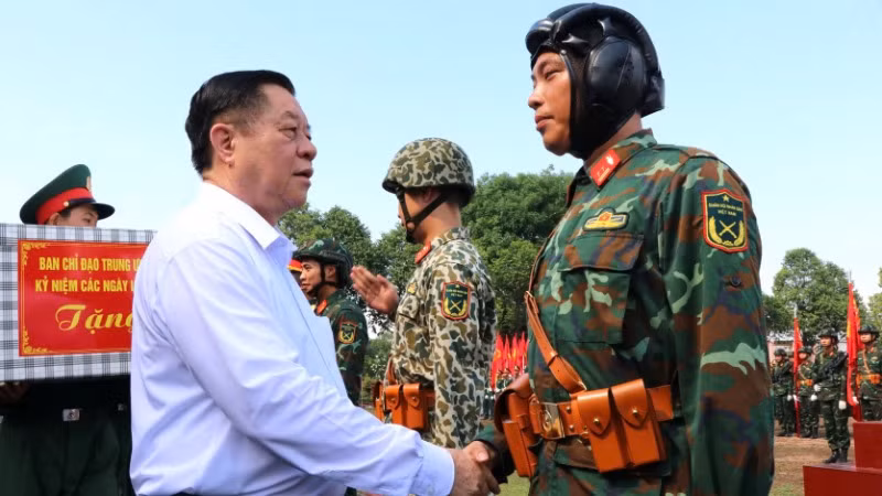 Đồng chí Nguyễn Trọng Nghĩa thăm, động viên chiến sĩ tham gia tập luyện diễu binh tại Sư đoàn 309.