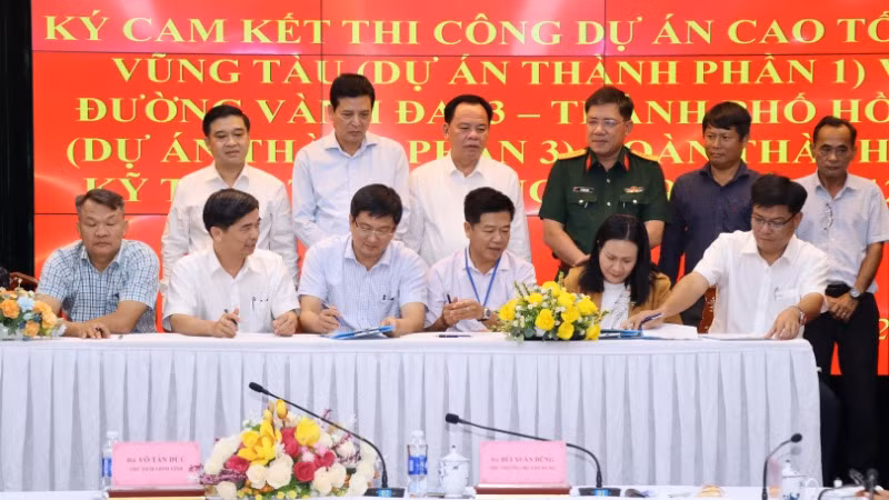 Lãnh đạo Bộ Xây dựng và tỉnh Đồng Nai chứng kiến đại diện các đơn vị tham gia ký kết.