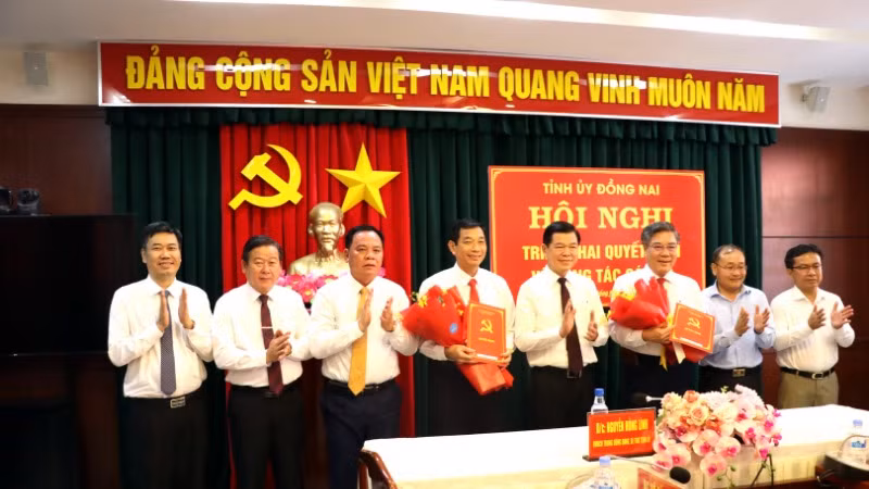 Các đồng chí lãnh đạo tỉnh Đồng Nai chúc mừng hai đồng chí Dương Minh Dũng và Võ Văn Phi.