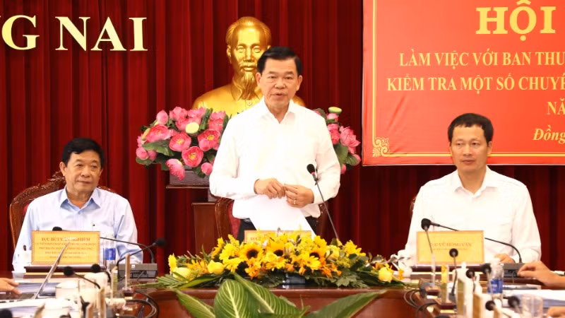 Đồng chí Nguyễn Hồng Lĩnh phát biểu kết luận buổi làm việc. Đồng chí Nguyễn Hồng Lĩnh phát biểu kết luận buổi làm việc.