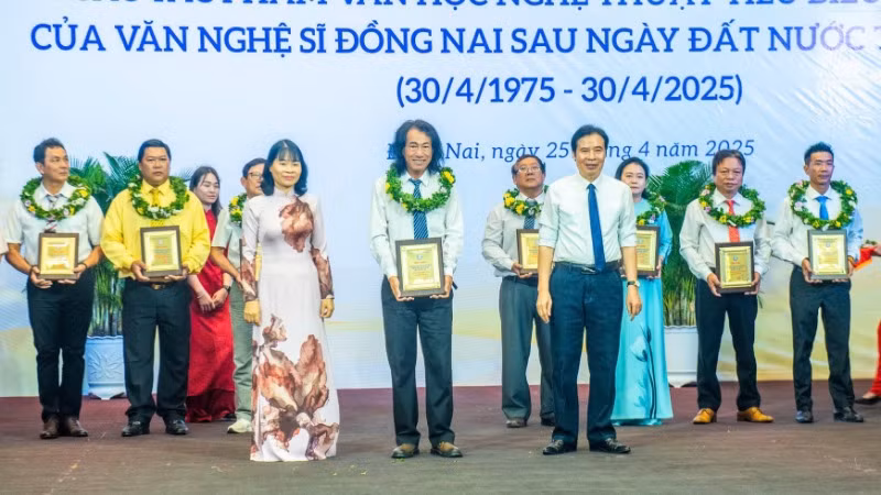 Các tác giả có tác phẩm tiêu biểu, xuất sắc được tôn vinh.