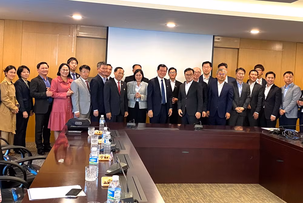 Các thành viên Đoàn công tác tỉnh Đồng Nai cùng lãnh đạo chủ chốt Tập đoàn Hyosung. Các thành viên Đoàn công tác tỉnh Đồng Nai cùng lãnh đạo chủ chốt Tập đoàn Hyosung.