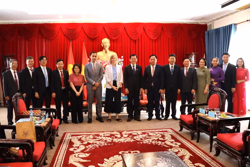 Các đại biểu chụp hình lưu niệm. Các đại biểu chụp hình lưu niệm.