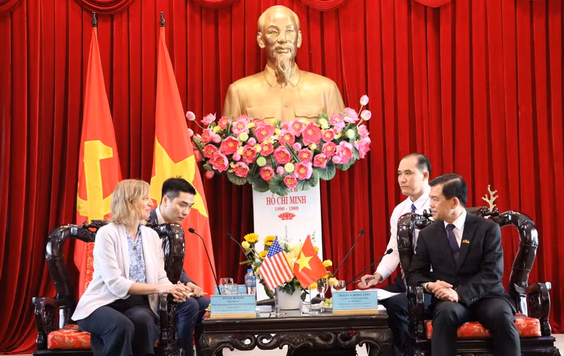 Bí thư Tỉnh ủy Đồng Nai Nguyễn Hồng Lĩnh chủ trì tiếp bà Susan Buns, Tổng Lãnh sự Hoa Kỳ tại Thành phố Hồ Chí Minh.