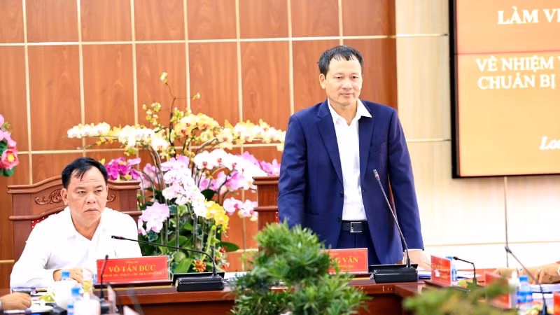 Bí thư Tỉnh ủy Đồng Nai Vũ Hồng Văn phát biểu kết luận buổi làm việc. Bí thư Tỉnh ủy Đồng Nai Vũ Hồng Văn phát biểu kết luận buổi làm việc.