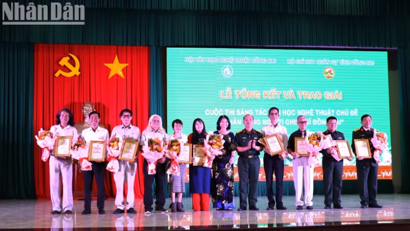 Ban tổ chức trao giải cho các tác giả đạt giải cao tại Cuộc thi sáng tác văn học nghệ thuật với chủ đề Chân dung người chiến sĩ Đồng Nai. Ban tổ chức trao giải cho các tác giả đạt giải cao tại Cuộc thi sáng tác văn học nghệ thuật với chủ đề Chân dung người chiến sĩ Đồng Nai.