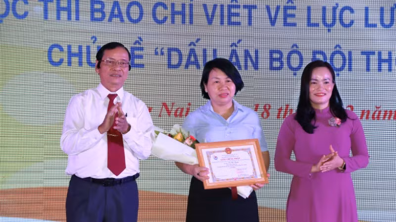 Lãnh đạo Ban Tuyên giáo Tỉnh ủy Đồng Nai và Hội Nhà báo tỉnh trao giải cho tác giả Cù Thị Thuận, phóng viên Báo Đồng Nai đạt giải Nhất cuộc thi Dấu ấn Bộ đội thời bình. 