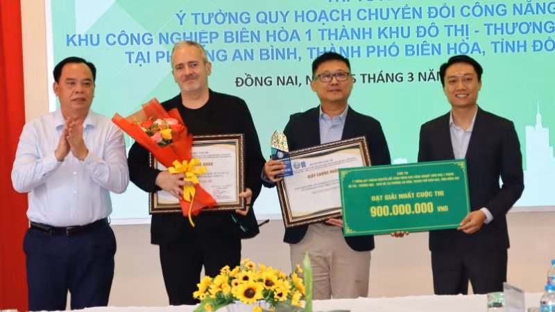 Phó Bí thư Tỉnh ủy, Chủ tịch Ủy ban nhân dân tỉnh Đồng Nai Võ Tấn Đức trao giải Nhất cuộc thi.