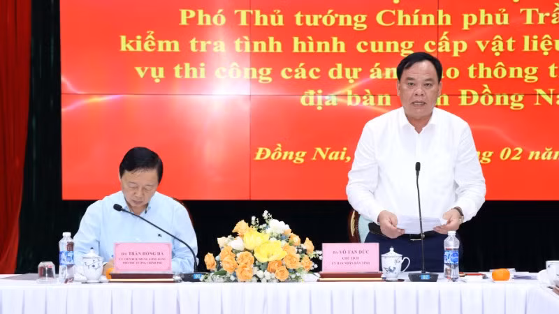 Chủ tịch Ủy ban nhân dân tỉnh Đồng Nai Võ Tấn Đức báo cáo tại buổi làm việc.