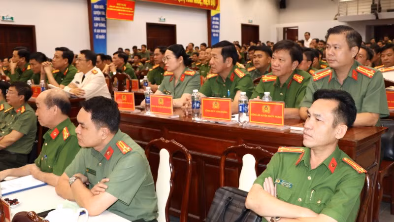 Lãnh đạo Công an các huyện, thành phố tham dự hội nghị.
