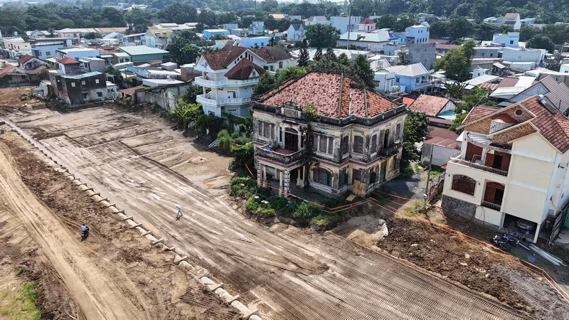 Biệt thự cổ Đốc phủ Võ Hà Thanh được xây dựng năm 1922 và hoàn thành năm 1924. Biệt thự cổ Đốc phủ Võ Hà Thanh được xây dựng năm 1922 và hoàn thành năm 1924.