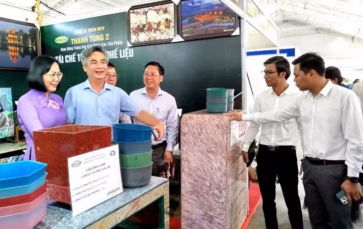 Phó Chủ tịch Ủy ban nhân dân tỉnh Đồng Nai Nguyễn Thị Hoàng (bên trái) tham quan gian trưng bày tại Ngày hội khởi nghiệp đổi mới sáng tạo.