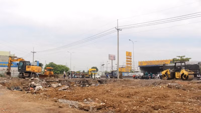 Mặt bằng sau khi được tiếp nhận được san ủi trong ngày 22/2. Mặt bằng sau khi được tiếp nhận được san ủi trong ngày 22/2.