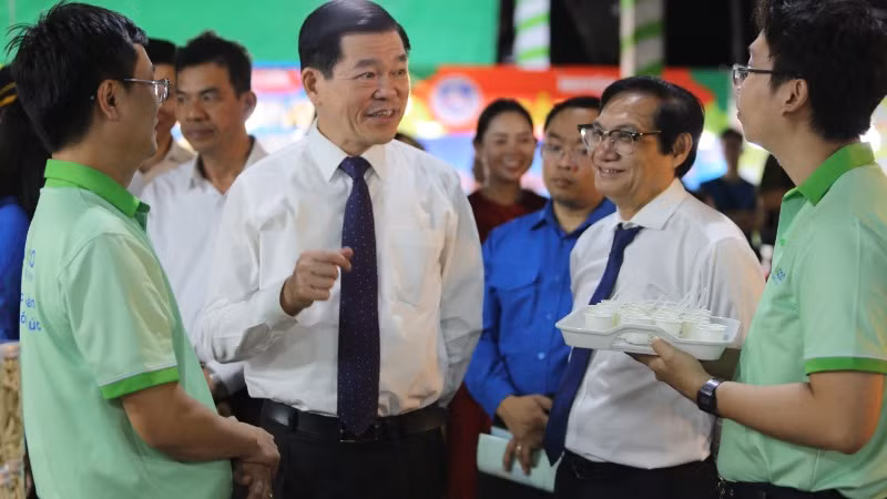 Bí thư Tỉnh ủy Đồng Nai Nguyễn Hồng Lĩnh và Phó Chủ tịch Ủy ban nhân dân tỉnh Nguyễn Sơn Hùng tham dự Tuần lễ văn hóa du lịch ẩm thực 2024.