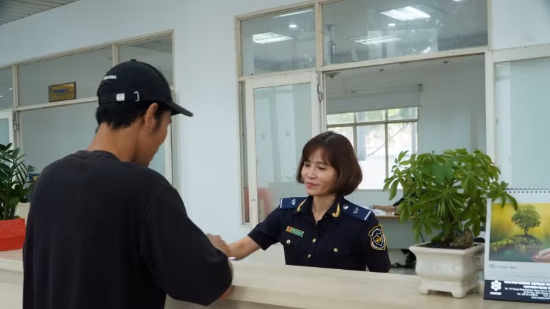 Cán bộ Cục Hải quan Đồng Nai hướng dẫn doanh nghiệp về thủ tục hành chính. Cán bộ Cục Hải quan Đồng Nai hướng dẫn doanh nghiệp về thủ tục hành chính.