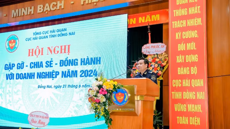 Cục trưởng Hải quan tỉnh Đồng Nai Lê Văn Thung phát biểu tại Hội nghị gặp gỡ, chia sẻ, đồng hành với doanh nghiệp năm 2024. Cục trưởng Hải quan tỉnh Đồng Nai Lê Văn Thung phát biểu tại Hội nghị gặp gỡ, chia sẻ, đồng hành với doanh nghiệp năm 2024.