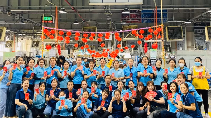Công nhân Công ty trách nhiệm hữu hạn Chang Shin Việt Nam phấn khởi đi làm trở lại sau đợt nghỉ Tết.