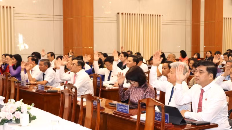 Các đại biểu Hội đồng nhân dân tỉnh Đồng Nai biểu quyết thông qua Nghị quyết. Các đại biểu Hội đồng nhân dân tỉnh Đồng Nai biểu quyết thông qua Nghị quyết.